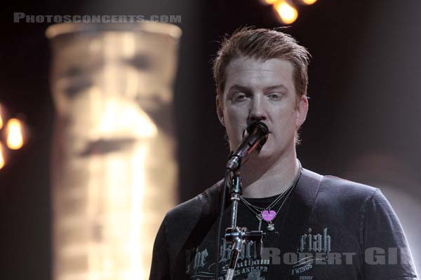 THEM CROOKED VULTURES - 2009-12-04 - SAINT DENIS - Studio 104 - 